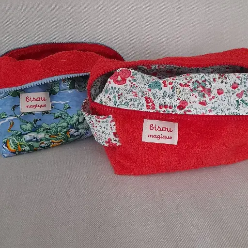 Trousse de toilette rouge
